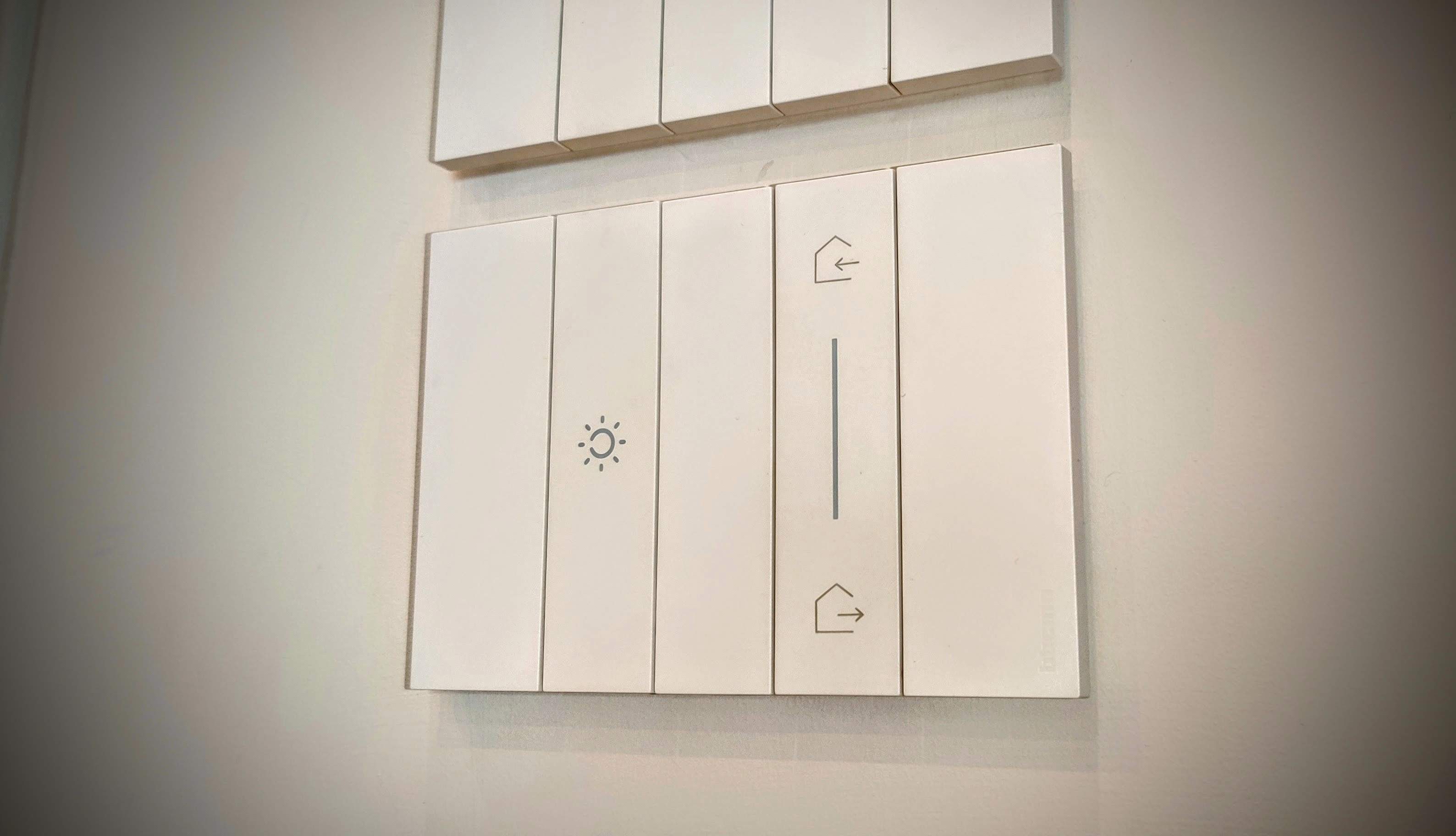 The use of Bticino LivingNow Covers to trigger scenes with Shelly - Openhab /living-now-scenari/placca_entra_esci.jpg